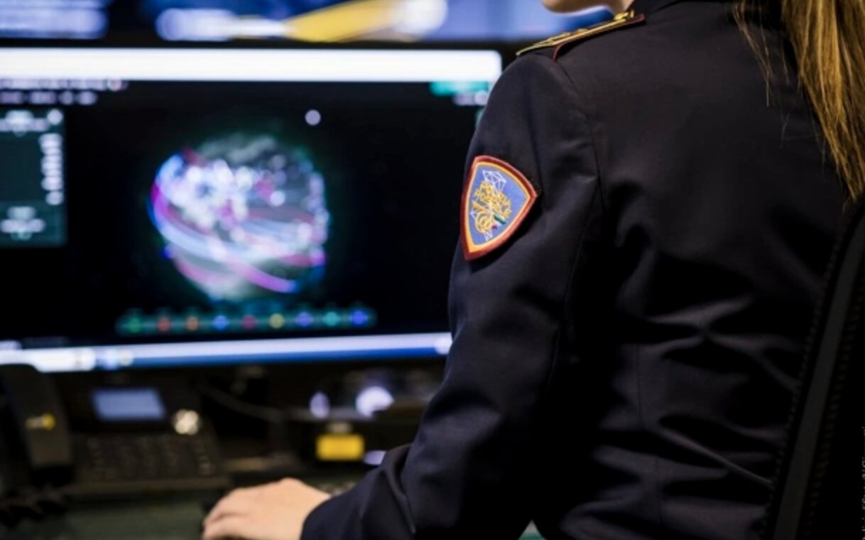 Scarica e condivide foto e video pedopornografici: arrestato un 65enne