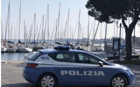Sirmione: pusher scoperto mentre vendeva cocaina nel parcheggio di un supermercato