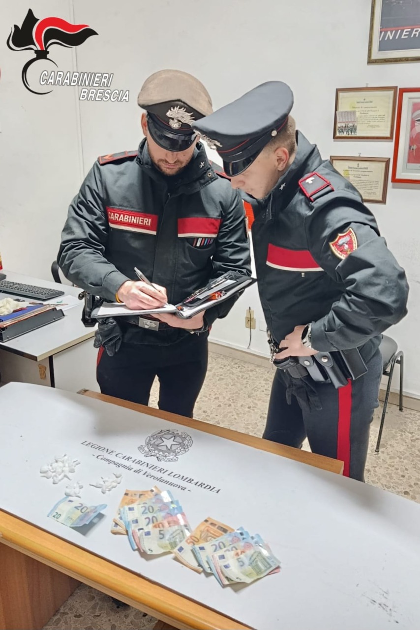 Sp1, folle inseguimento: 25enne fugge dai carabinieri con la droga in auto