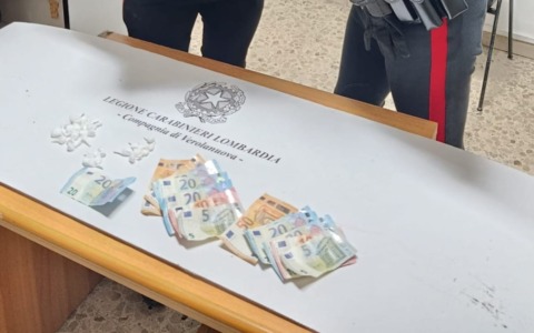 Sp1, folle inseguimento: 25enne fugge dai carabinieri con la droga in auto