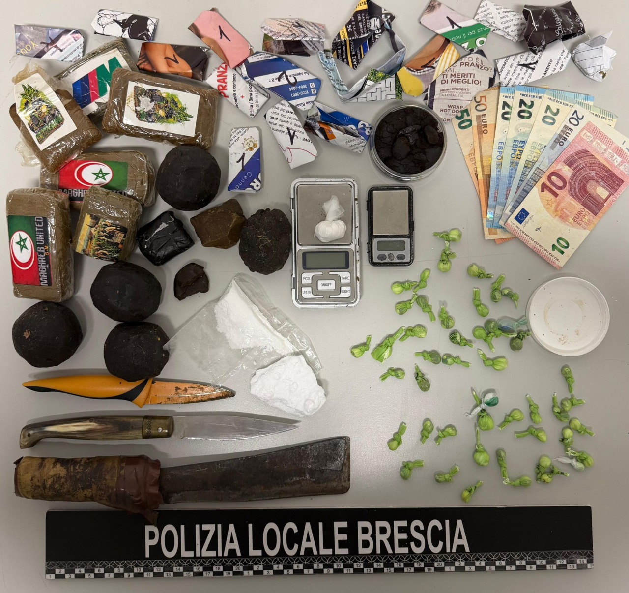 Spaccio a Brescia: sequestrato oltre un chilo di droga e armi