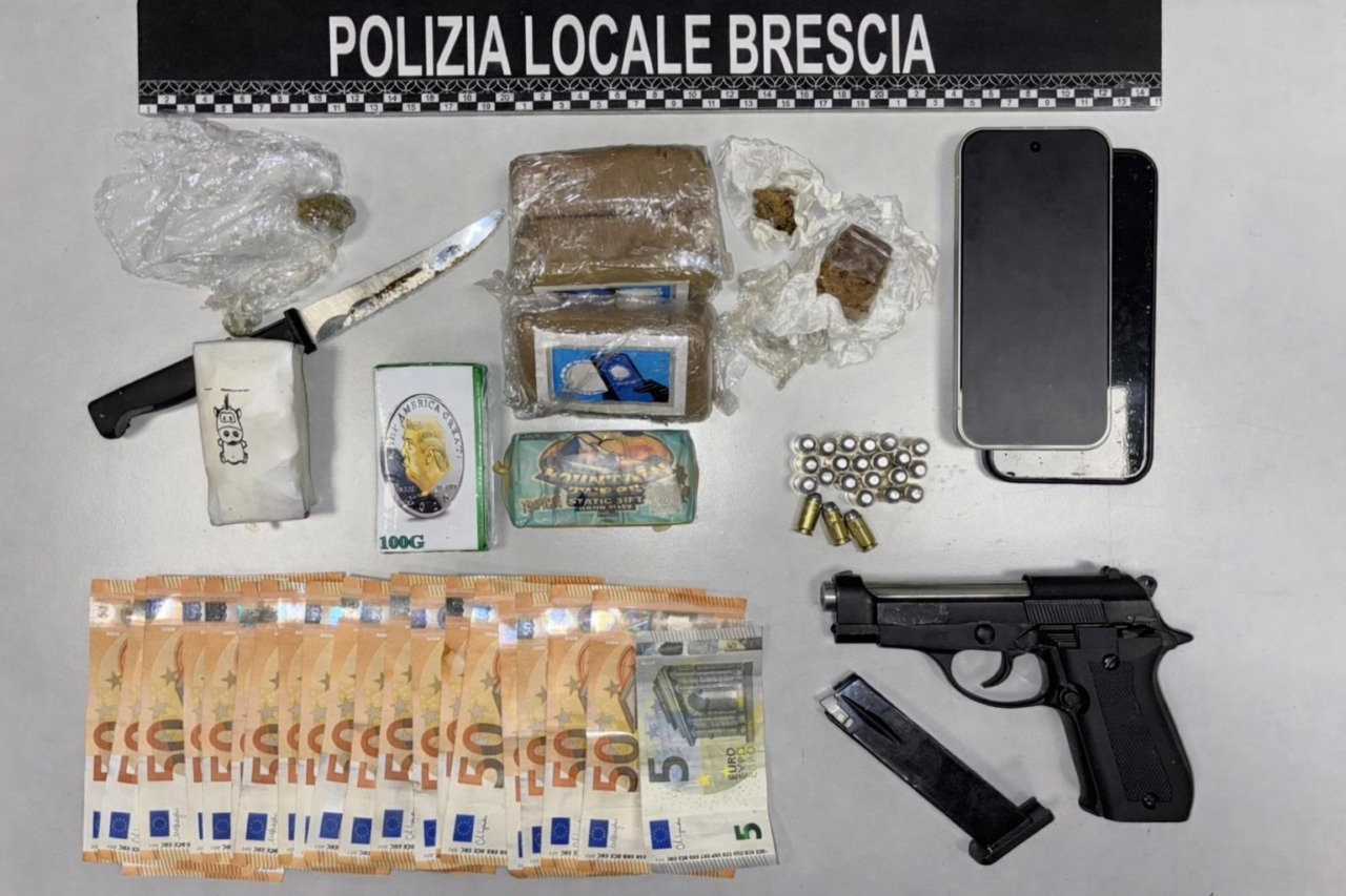 Spaccio a Brescia: la Locale arresta un giovane, in casa aveva droga e pistola