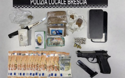 Spaccio a Brescia: la Locale arresta un giovane, in casa aveva droga e pistola