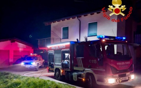 Sterpaglie a fuoco: i Vigili del Fuoco intervengono per evitare che le fiamme si diffondano