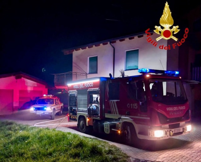 Sterpaglie a fuoco: i Vigili del Fuoco intervengono per evitare che le fiamme si diffondano