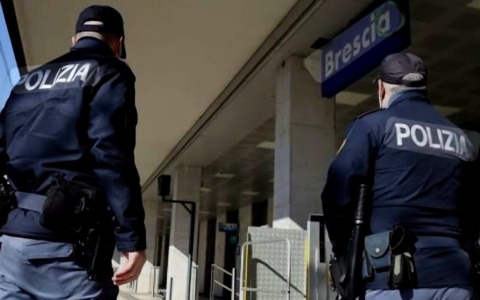 Sul treno senza biglietto: invitato a scendere, ha insultato e spintonato il Capo Treno