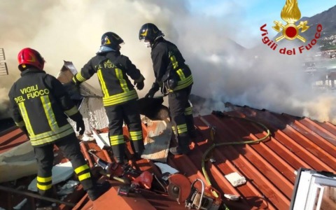 Tetto in legno a fuoco a Pisogne: l’intervento dei Vigili del Fuoco