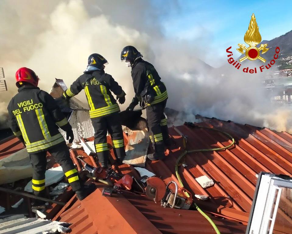 Tetto in legno a fuoco a Pisogne: l’intervento dei Vigili del Fuoco