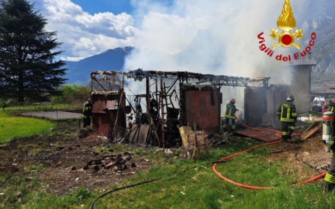 Esine: a fuoco un deposito attrezzi, morto il proprietario