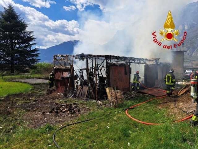 Esine: a fuoco un deposito attrezzi, morto il proprietario