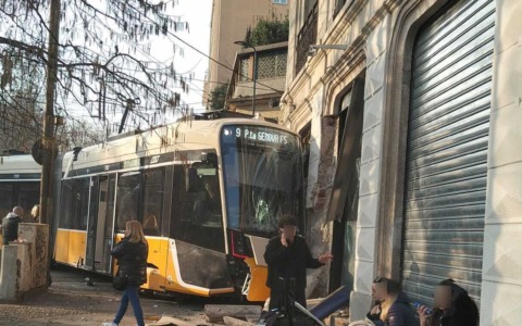 Tram 9 deragliato a Milano, a bordo anche un salodiano: “Mi sono trovato scaraventato per terra”