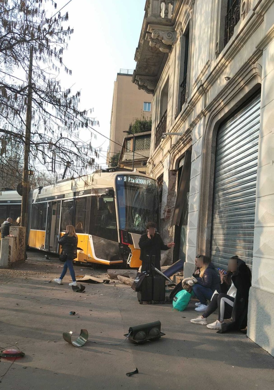 Tram 9 deragliato a Milano, a bordo anche un salodiano: “Mi sono trovato scaraventato per terra”