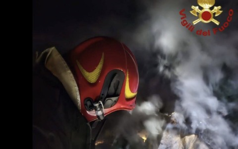 Vione: a fuoco una canna fumaria, intervengono i Vigili del Fuoco