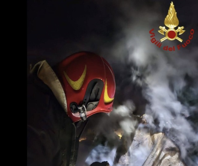 Vione: a fuoco una canna fumaria, intervengono i Vigili del Fuoco