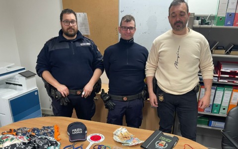 Questua molesta e venditori di merce falsa: sequestro a Chiari