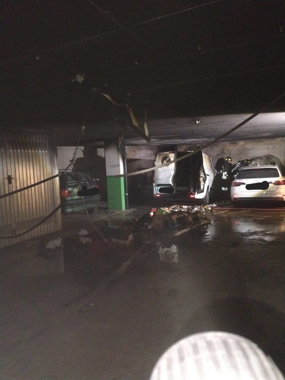 Chiari, fiamme nel parcheggio sotterraneo: quattro veicoli distrutti