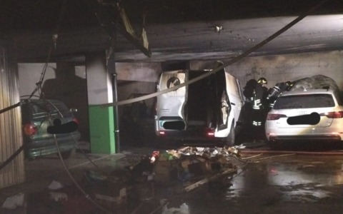 Chiari, fiamme nel parcheggio sotterraneo: quattro veicoli distrutti