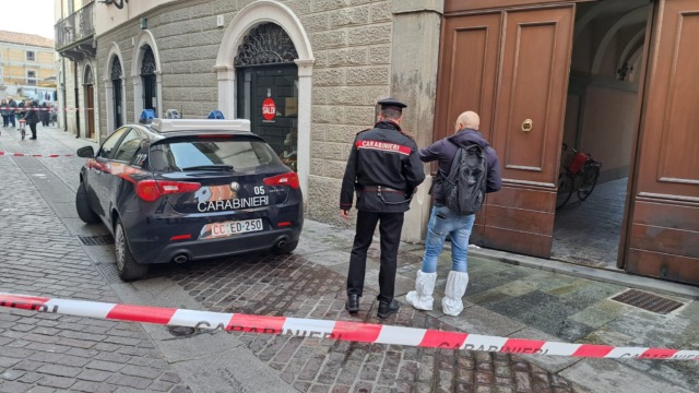 Tenta di incendiare il portone di uno studio a Chiari: indagano i carabinieri