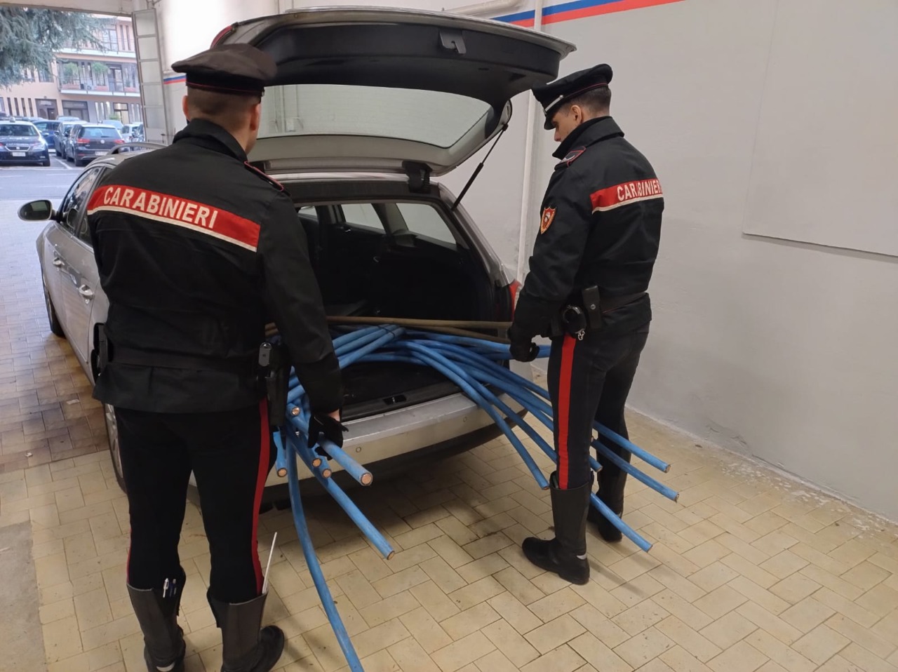 Sorpreso a caricare 100 kg di cavi di rame nella propria automobile: arrestato per furto aggravato