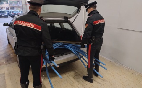 Sorpreso a caricare 100 kg di cavi di rame nella propria automobile: arrestato per furto aggravato
