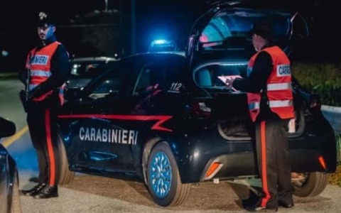 Minaccia un minore con un martello per rapinarlo, arrestato