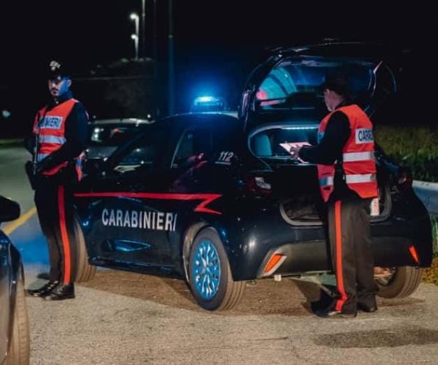 Minaccia un minore con un martello per rapinarlo, arrestato