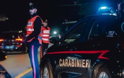 Adro, torna a casa ubriaco e si scaglia contro i Carabinieri: arrestato un papà di 38 anni