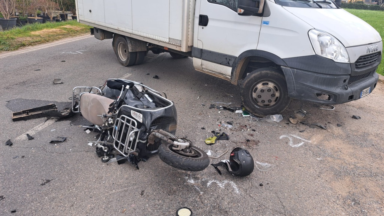 Con la vespa contro un furgone: schianto micidiale a Palazzolo