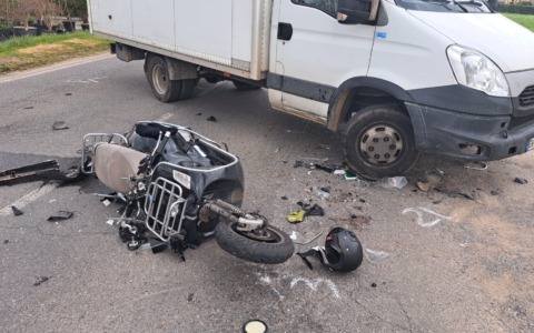 Con la vespa contro un furgone: schianto micidiale a Palazzolo