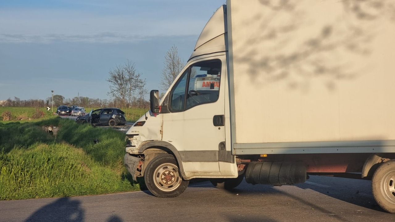 Incidente sulla SP1 tra Orzinuovi e Orzivecchi: quattro feriti, uno grave