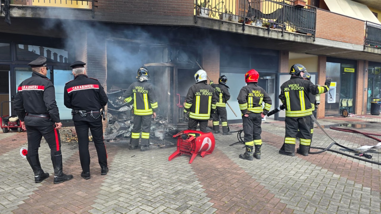 Maclodio, fiamme sul retro della pizzeria: bruciano bancali in legno, danni al locale