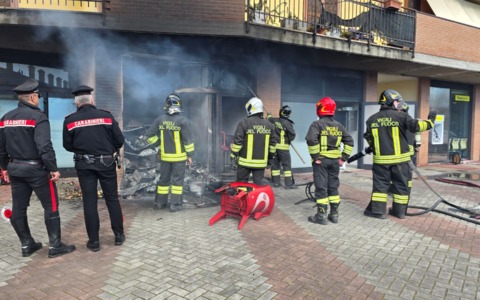 Maclodio, fiamme sul retro della pizzeria: bruciano bancali in legno, danni al locale