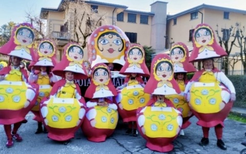 «Pota che matrioska»: la creatività di Urago d’Oglio vince al Carnevale di mezza Quaresima di Bergamo
