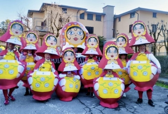 «Pota che matrioska»: la creatività di Urago d’Oglio vince al Carnevale di mezza Quaresima di Bergamo