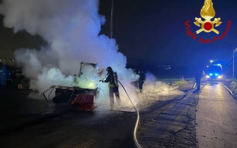 Mezzo da lavoro in fiamme in un cantiere ad Adro la notte di Pasqua