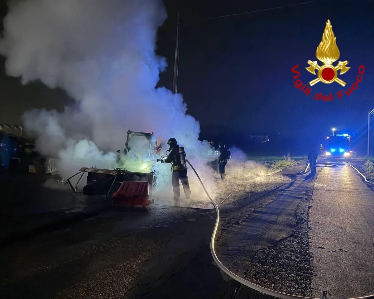 Mezzo da lavoro in fiamme in un cantiere ad Adro la notte di Pasqua