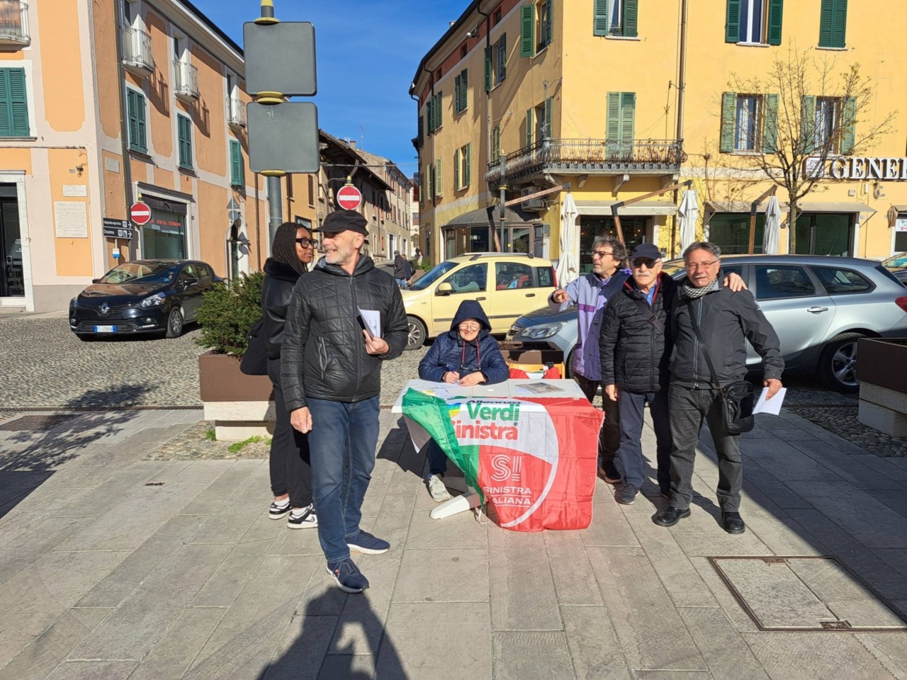 Alleanza Verdi e Sinistra scende in piazza per il salario minimo: al via la raccolta firme