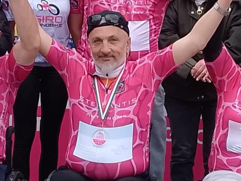 Oscar Signorini conquista la maglia rosa al Giro Handbike 2026