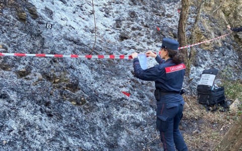 Le scintille originate dai lavori all’acquedotto incendiano il monte Ladino a Lumezzane