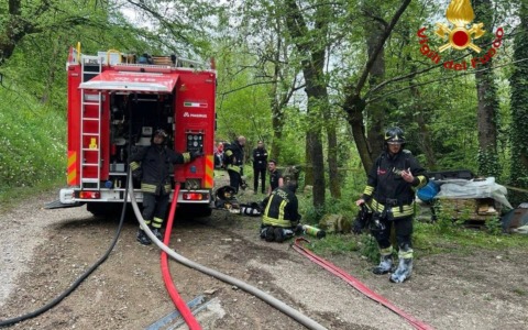 A fuoco il magazzino attrezzi della base scout a Gussago, l’intervento dei Vigili del Fuoco