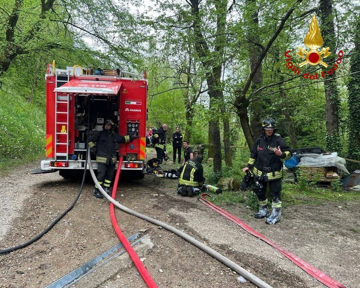 A fuoco il magazzino attrezzi della base scout a Gussago, l’intervento dei Vigili del Fuoco