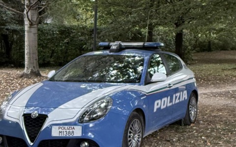 A passeggio con il cane viene presa a pugni e schiaffi dall’ex compagno: arrestato