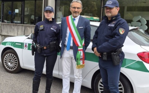 Abbandono seriale di rifiuti: incastrato dalla Locale, multa da 4.500 euro e patente sospesa