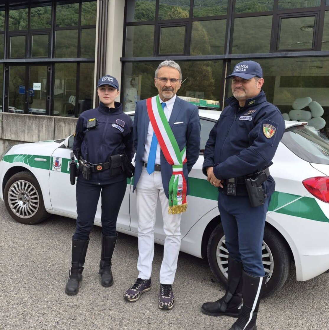 Abbandono seriale di rifiuti: incastrato dalla Locale, multa da 4.500 euro e patente sospesa