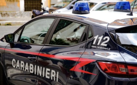 Aggredisce la madre lanciandole oggetti al culmine di una lite: 24enne arrestato