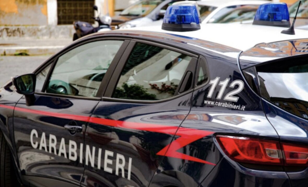 Aggredisce la madre lanciandole oggetti al culmine di una lite: 24enne arrestato