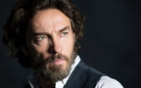 Alessio Boni al Teatro Sociale con “Energia. Una storia umana. Un diritto di tutti”: ultimi posti disponibili