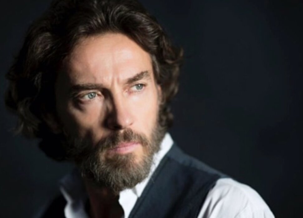 Alessio Boni al Teatro Sociale con “Energia. Una storia umana. Un diritto di tutti”: ultimi posti disponibili