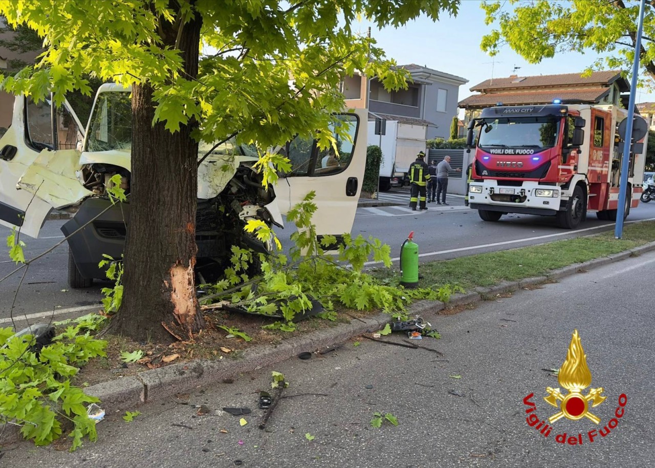 Brescia: furgone si schianta contro una pianta, grave un 60enne
