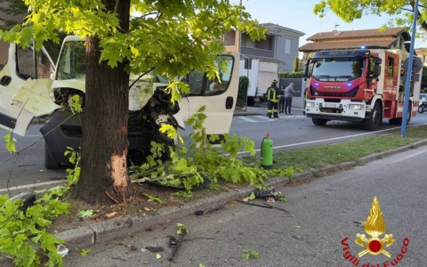 Brescia: furgone si schianta contro una pianta, grave un 60enne